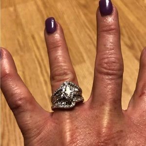 Womens white gold wedding ring.  Barely worn, 1.5kts it’s beautiful!
